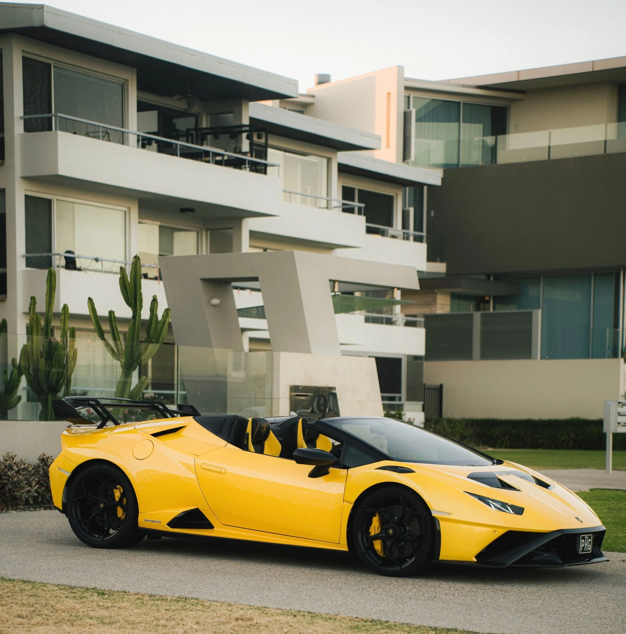 SD Lamborghini Huracan to STO Convertible/Spyder Conversion Dry-Carbon Full Body Kit - Image 4